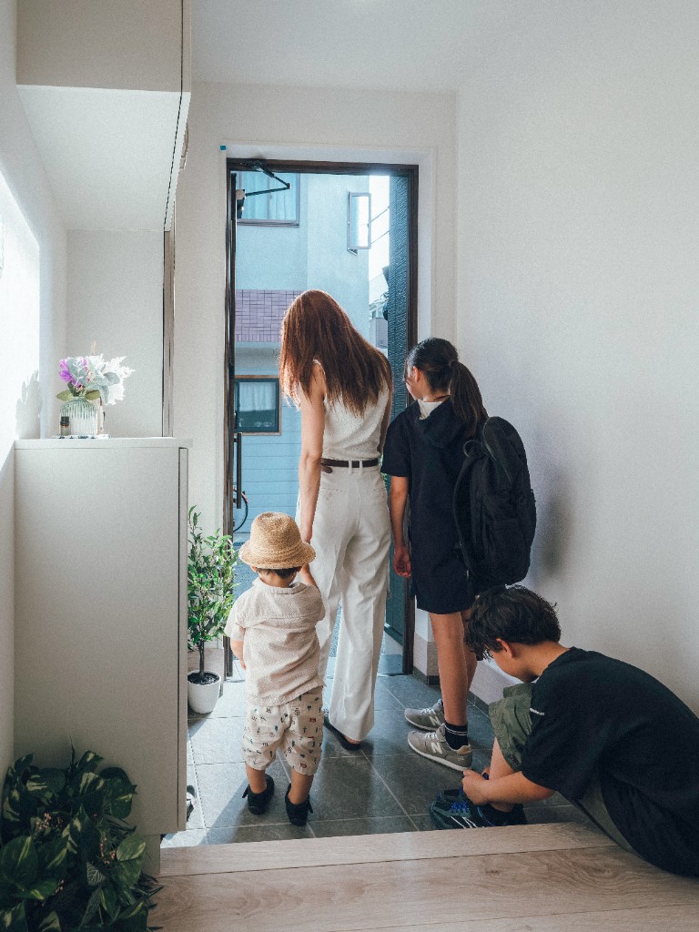 お出かけするファミリー